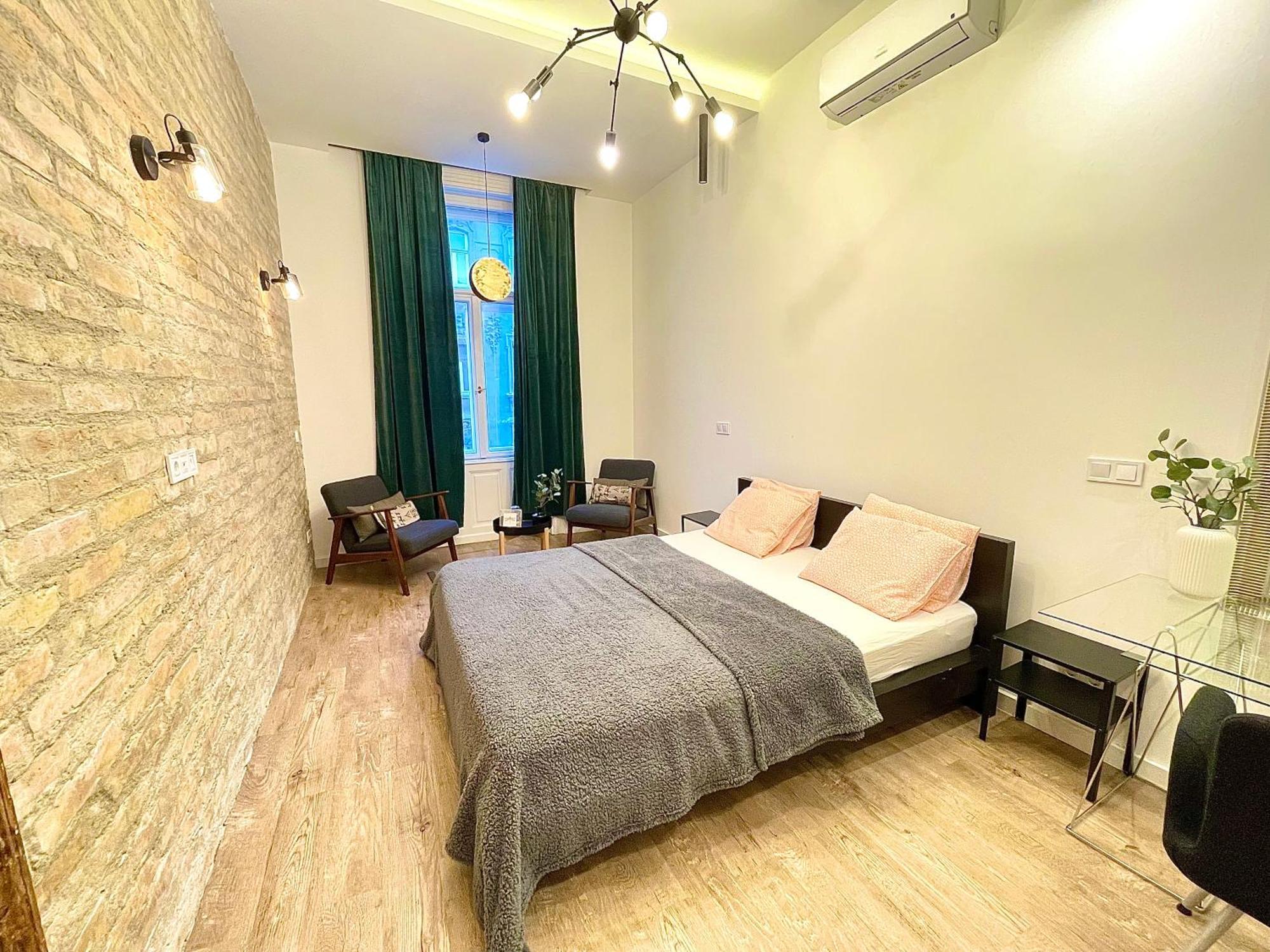 Romance Residency With Finn Sauna Budapeszt